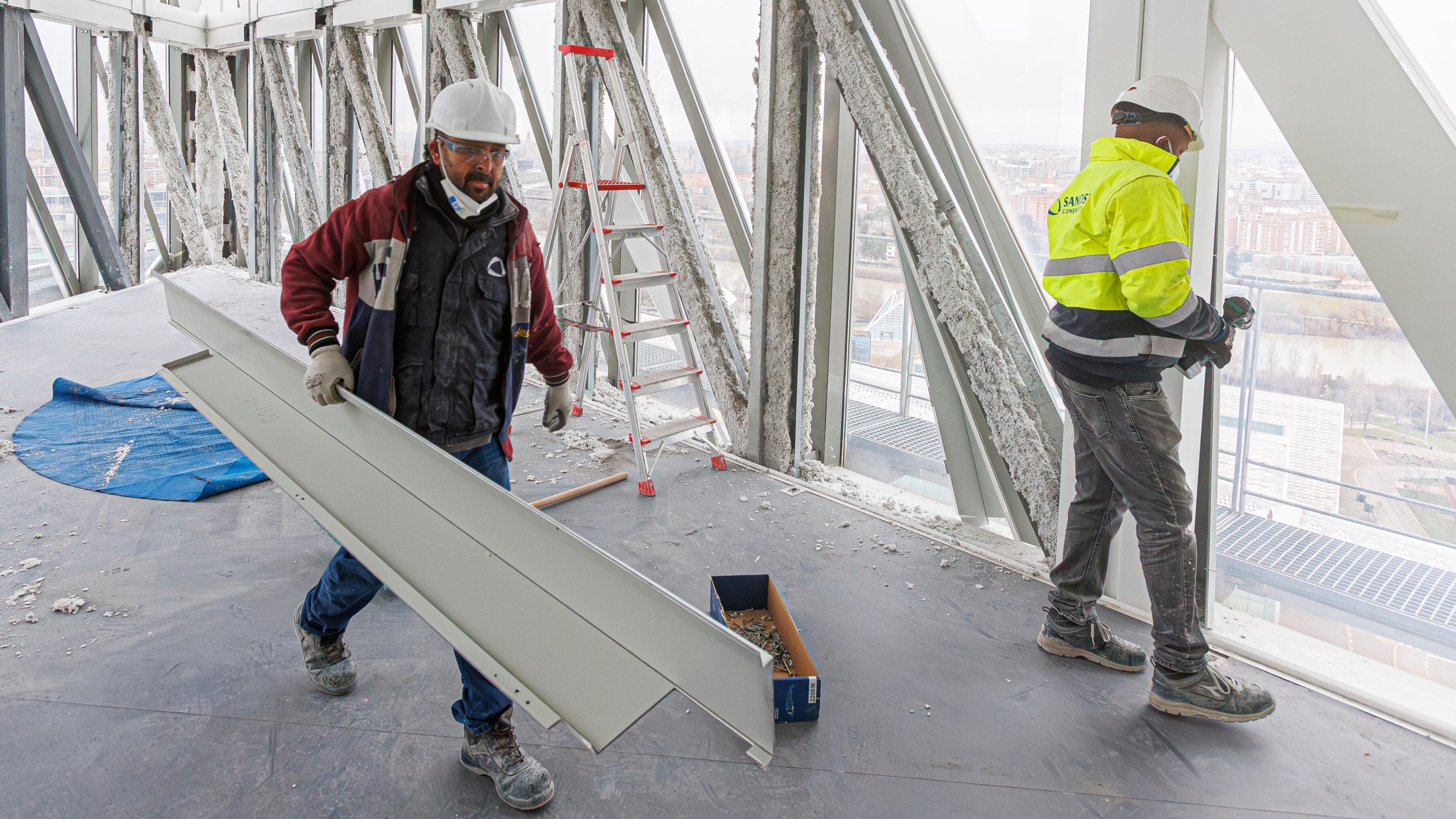 Dos obreros trabajan en una obra