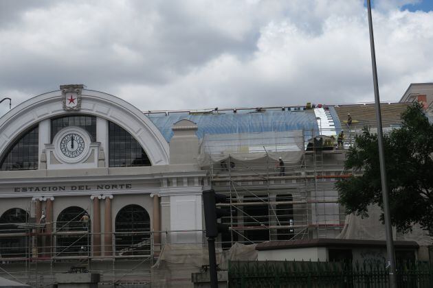Detalle de una de las fachadas de Príncipe Pío, de la antigua Estación del Norte, y que en poco tiempo se convertirá en un teatro