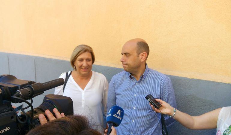 Gabriel Echávarri atiende a los medios en un acto de precampaña