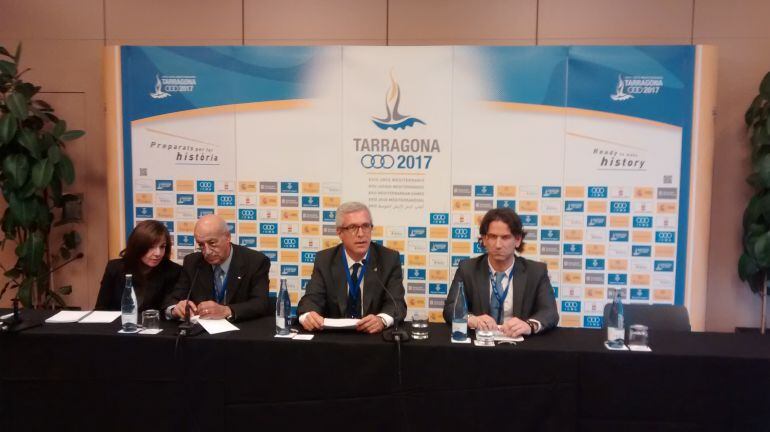 El president del Comitè Internacional dels Jocs del Mediterrani, Amar Addadi, acompanyat de l&#039;alcalde de Tarragona, Josep Fèlix Ballesteros, i Ramon Cuadrat, director general dels Jocs Mediterranis Tarragona.