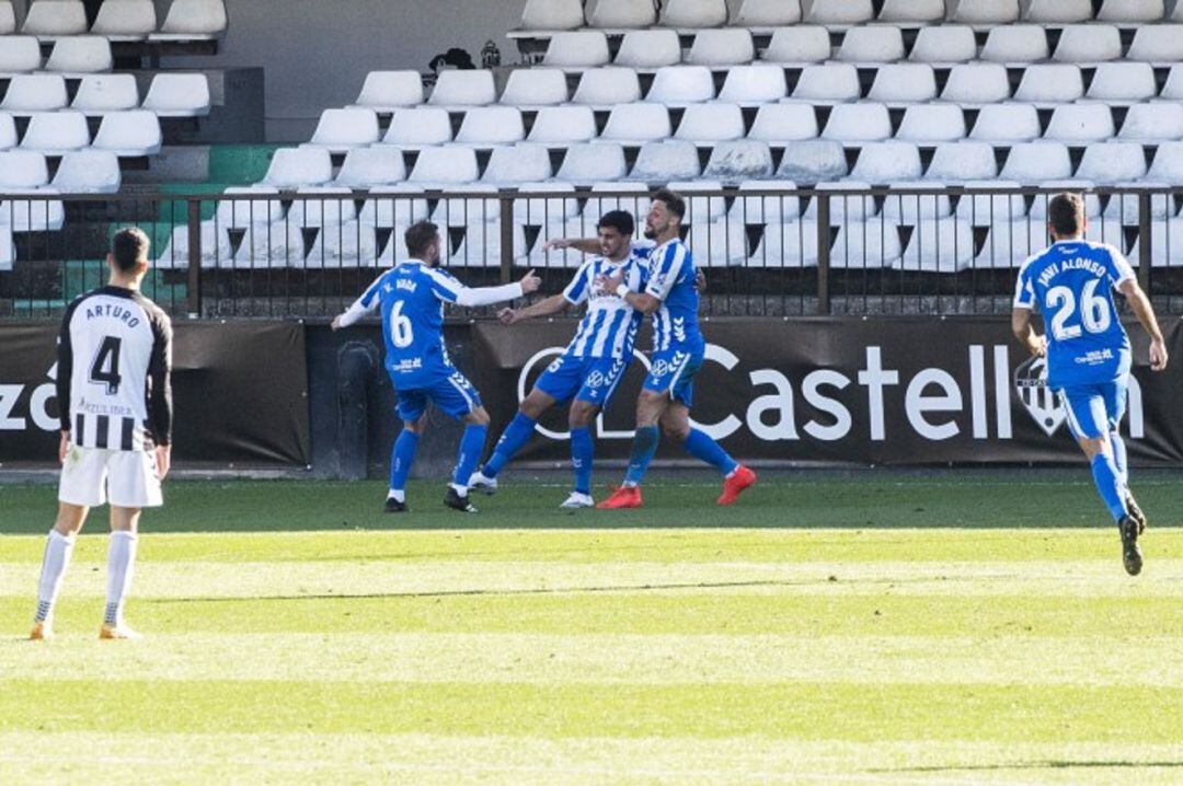 Los blanquiazules celebran el tanto del triunfo el pasado domingo en Castalia