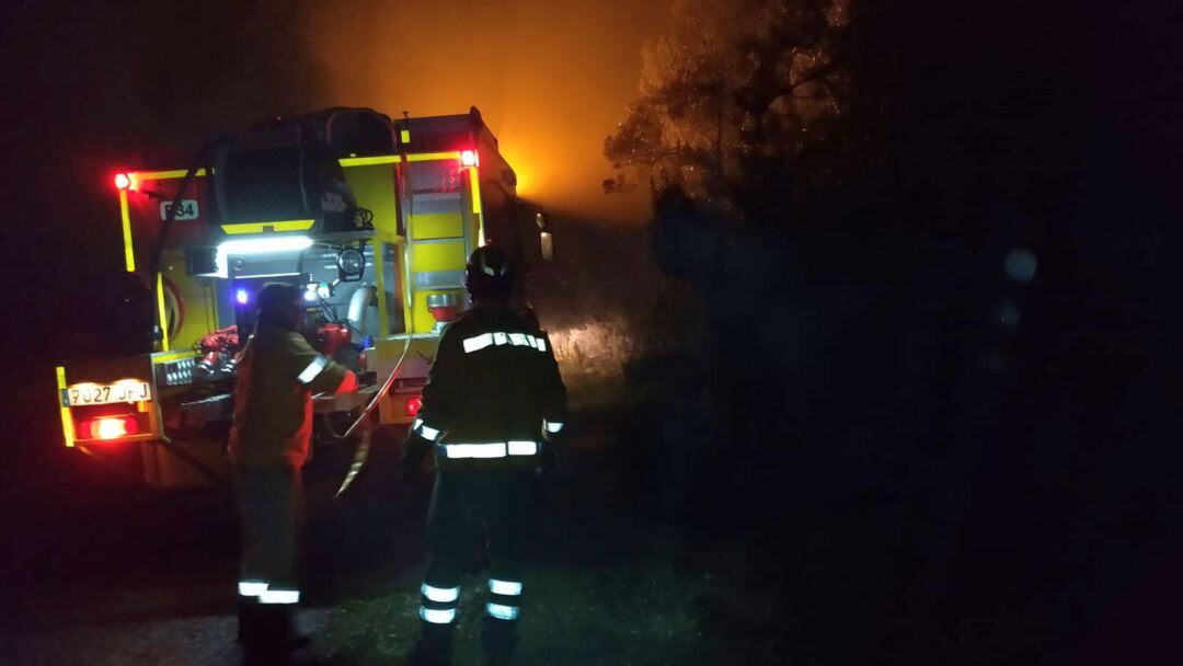 Momento de las labores de extinción del incendio de Garafía la noche del jueves al viernes