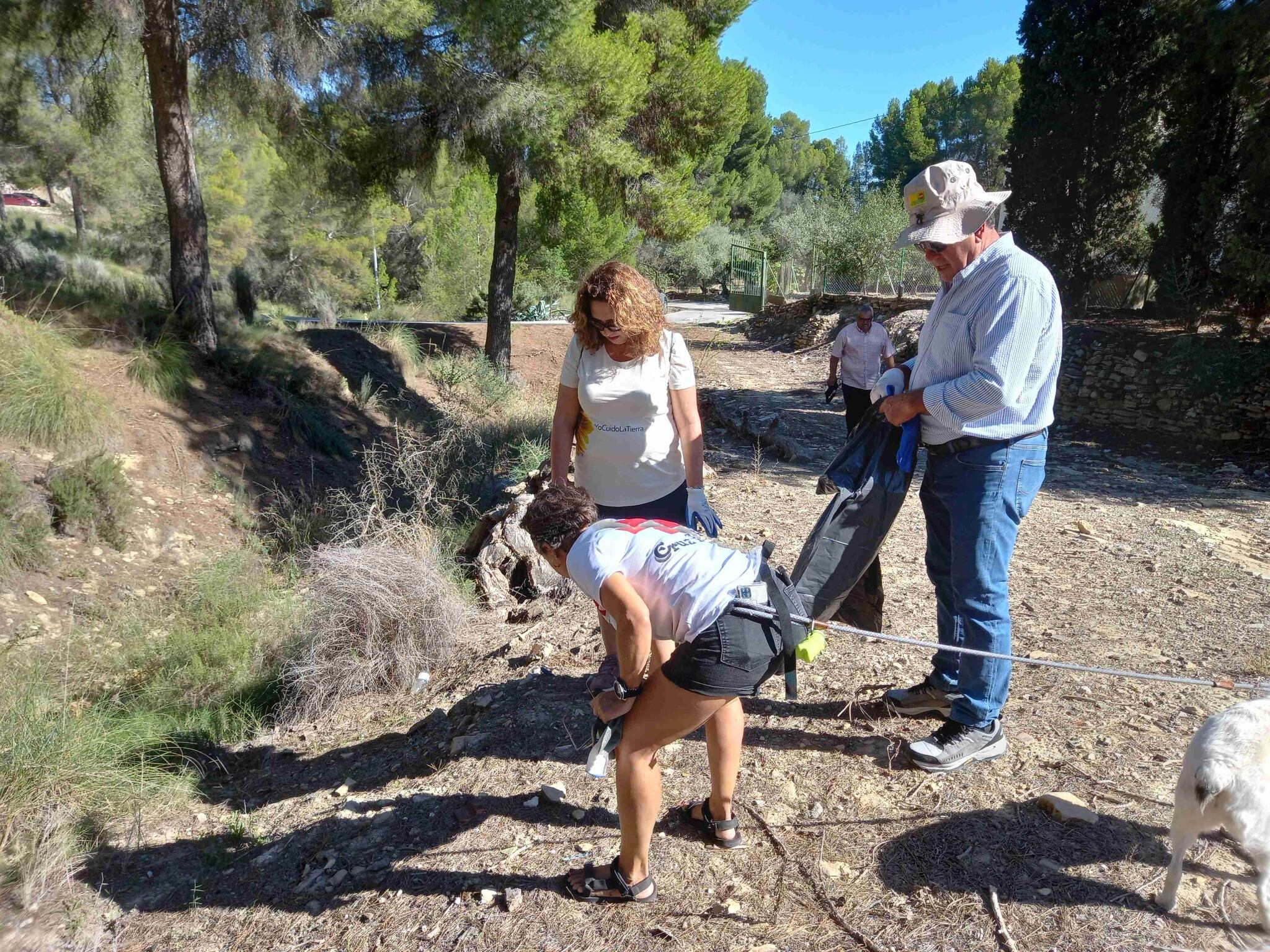 Recogiendo basura en el entorno de Almadenes en Cieza