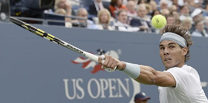 Nadal devuelve una bola a Gasquet