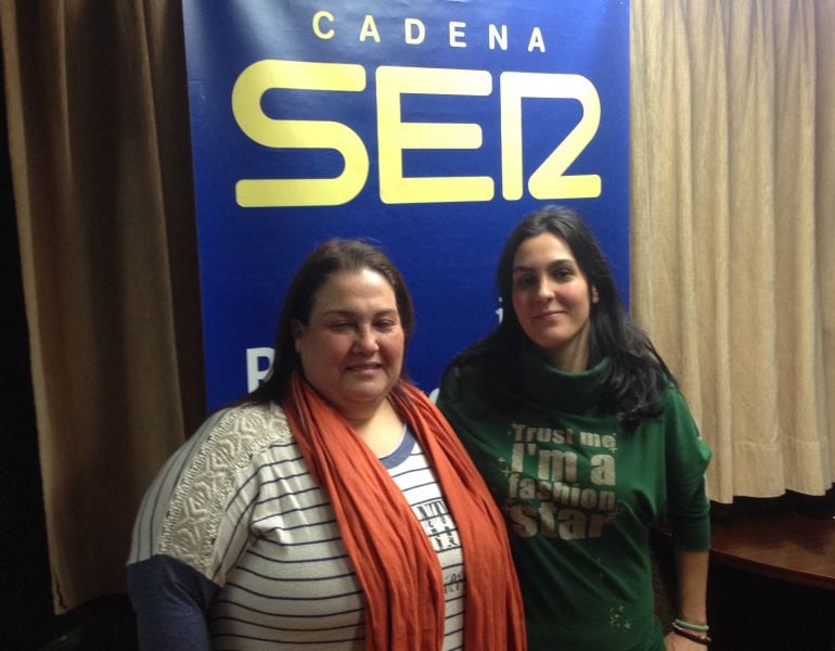 Marisol Babarro (izqda) y Lola Iglesias (dcha) en los estudios de Radio Ourense