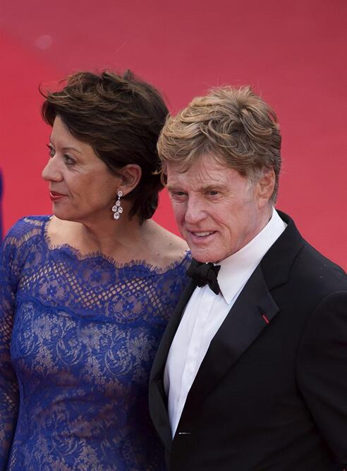 El actor estadounidense Robert Redford y su mujer, Sibylle Szaggars, posan a su llegada a la presentación de la película "All is lost", fuera de competición