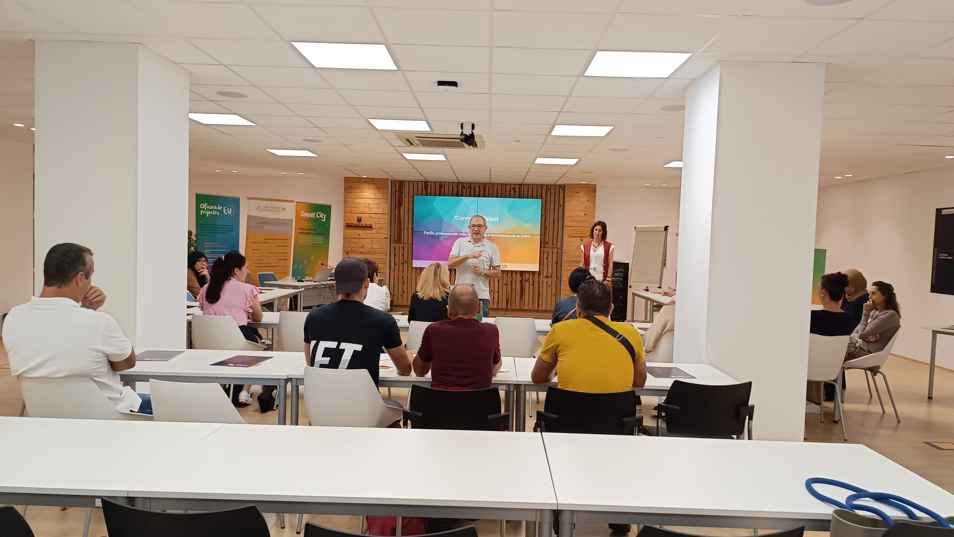 Taller de orientación laboral impartido en el Urbalab de Gandia.