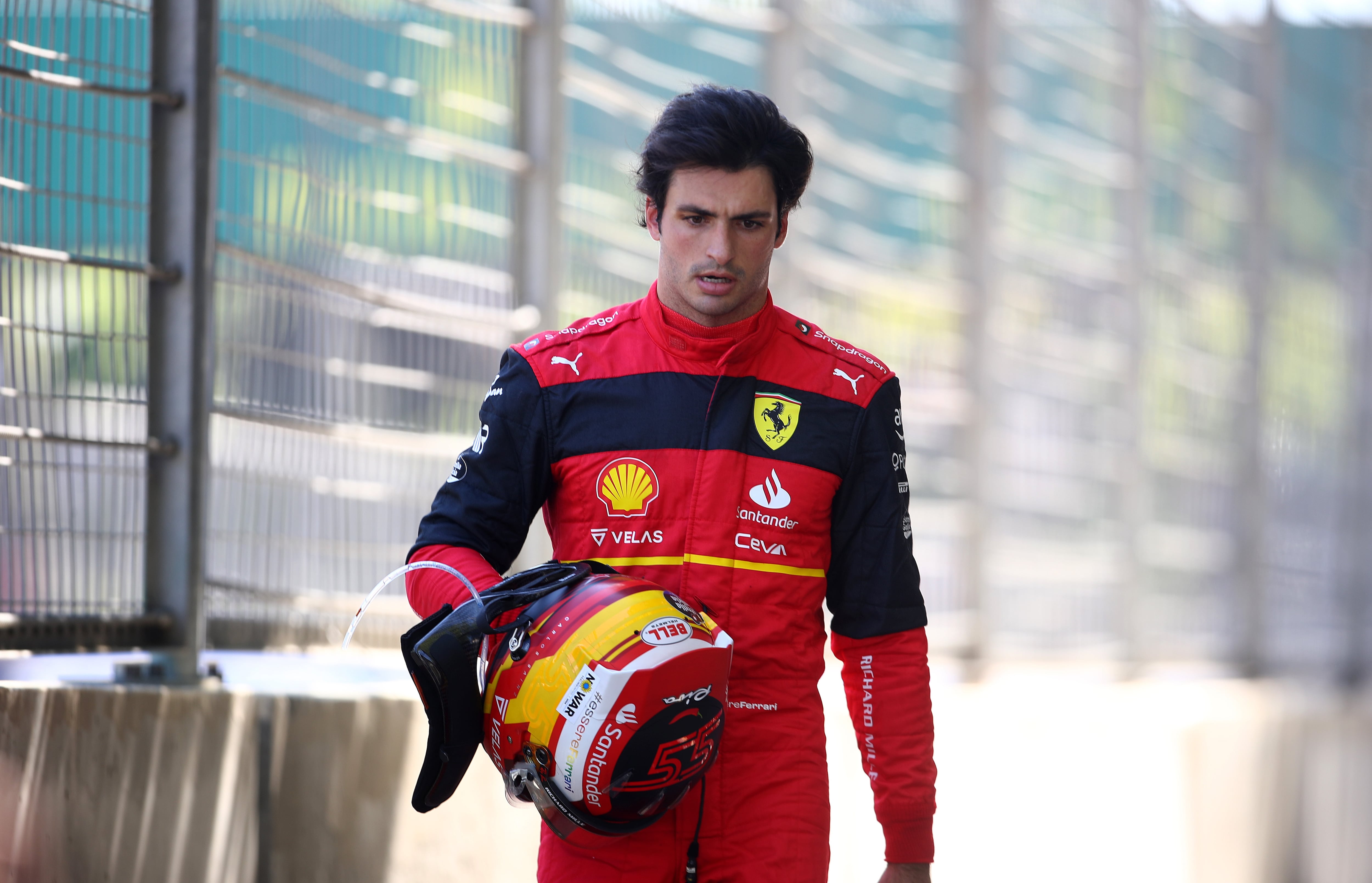 Carlos Sainz abandonando el circuito de Bakú