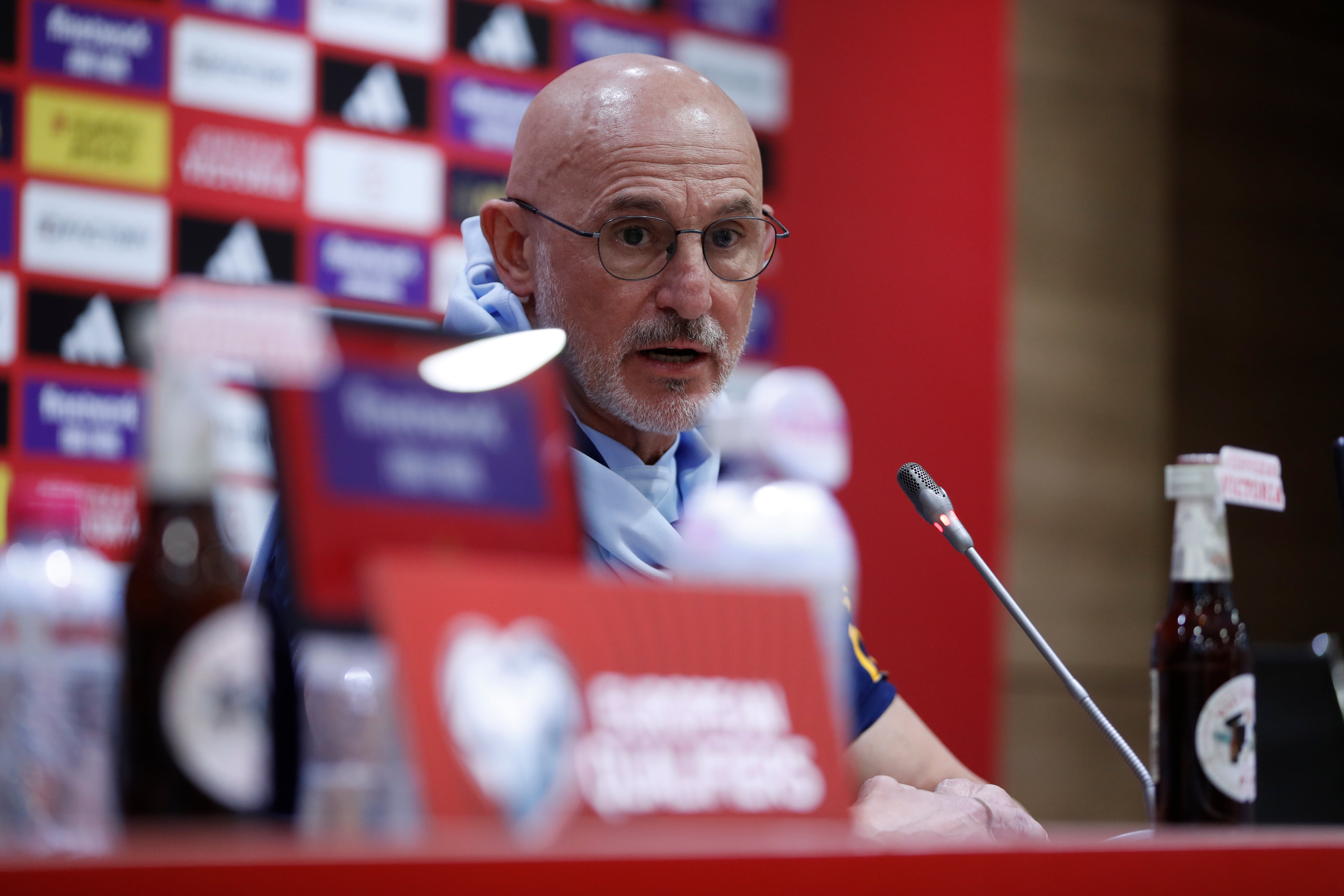 El entrenador de la Selección de España, Luis de la Fuente, durante la rueda de prensa.