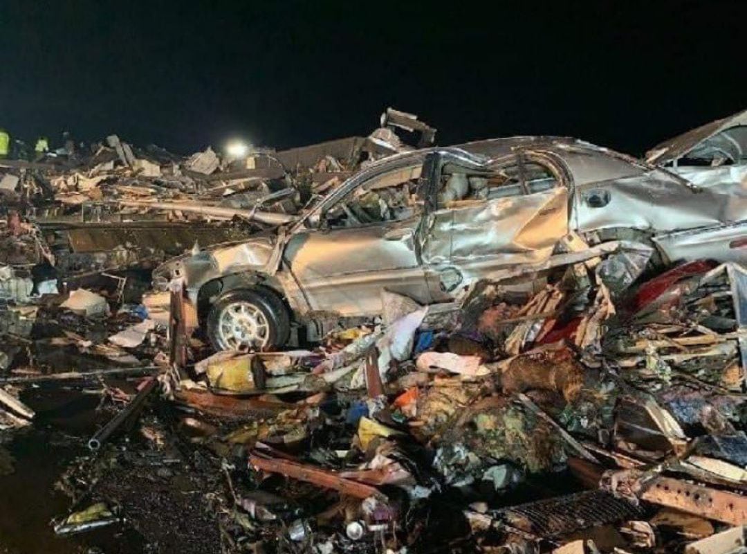 Terrible tornado deja decenas de muertos en Kentucky, Estados Unidos.