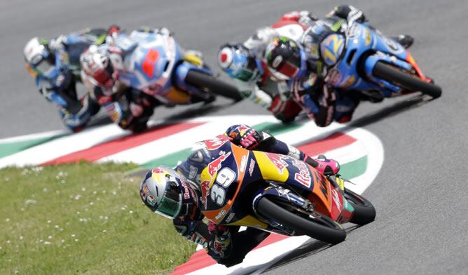 Luis Salom liderando la carrera de Moto3 en el G.P. de Italia.