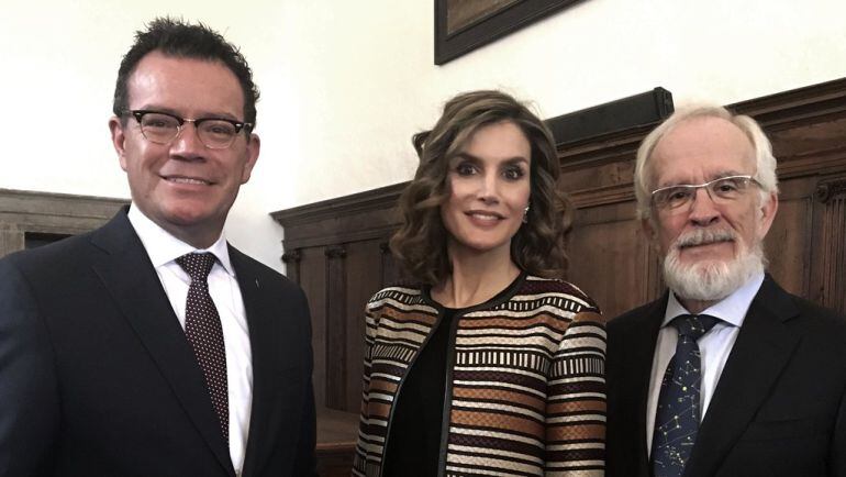 Los humoristas gráficos Vladimir Flórez &quot;Vladdo&quot; y Antonio Fraguas &quot;Forges&quot;, junto a la reina Letizia en el Seminario Internacional de Lengua y Periodismo.