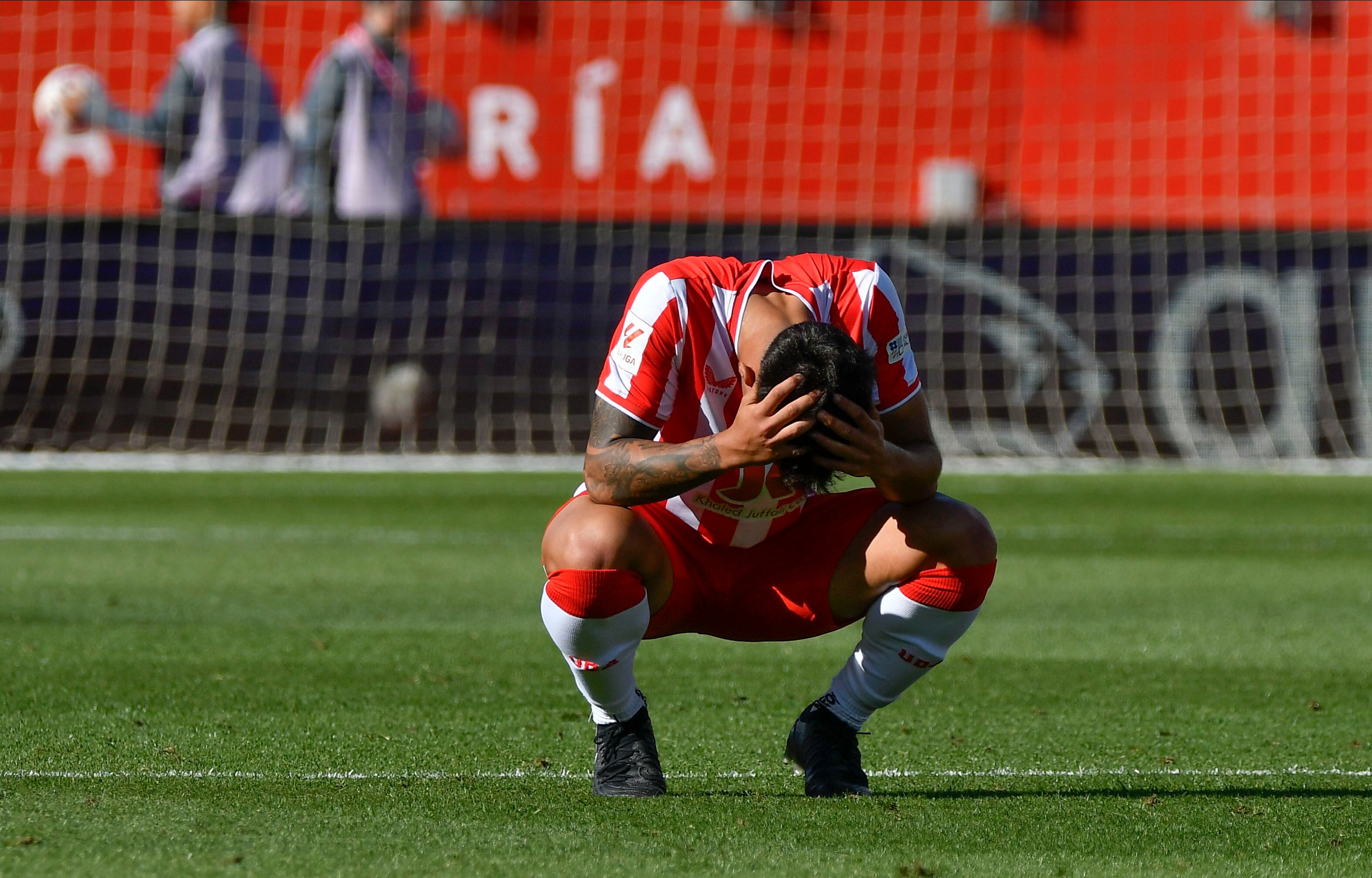 Marcos Peña tras finalizar el partido de LaLiga ante el Getafe C.F, que ha supuesto el descenso del equipo a Segunda División, este sábado en el Power Horse Stadium de Almería. EFE / Carlos Barba