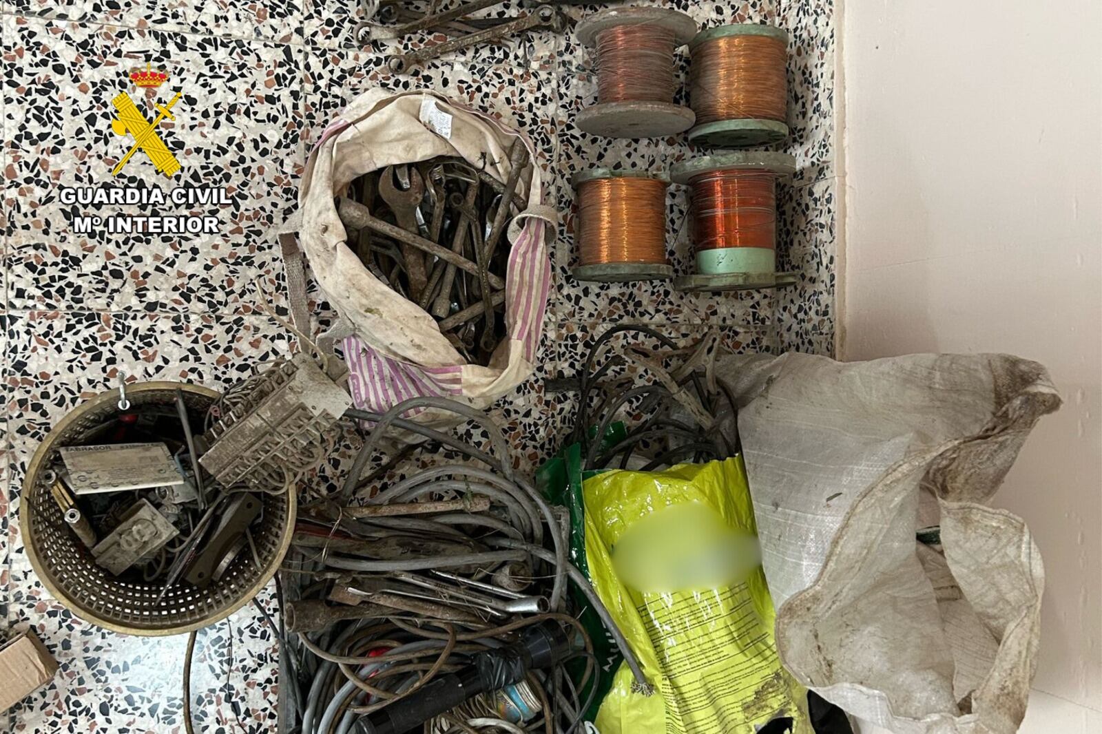 Pillados in fraganti robando en un taller de Tauste/ Guardia Civil