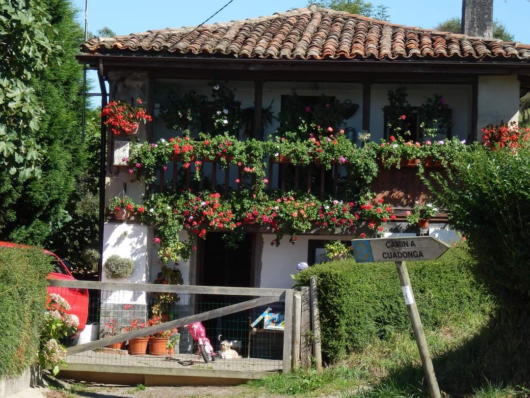 Imagen señal del Camino a Covadonga a su paso por el concejo de Piloña. /SER Gijón