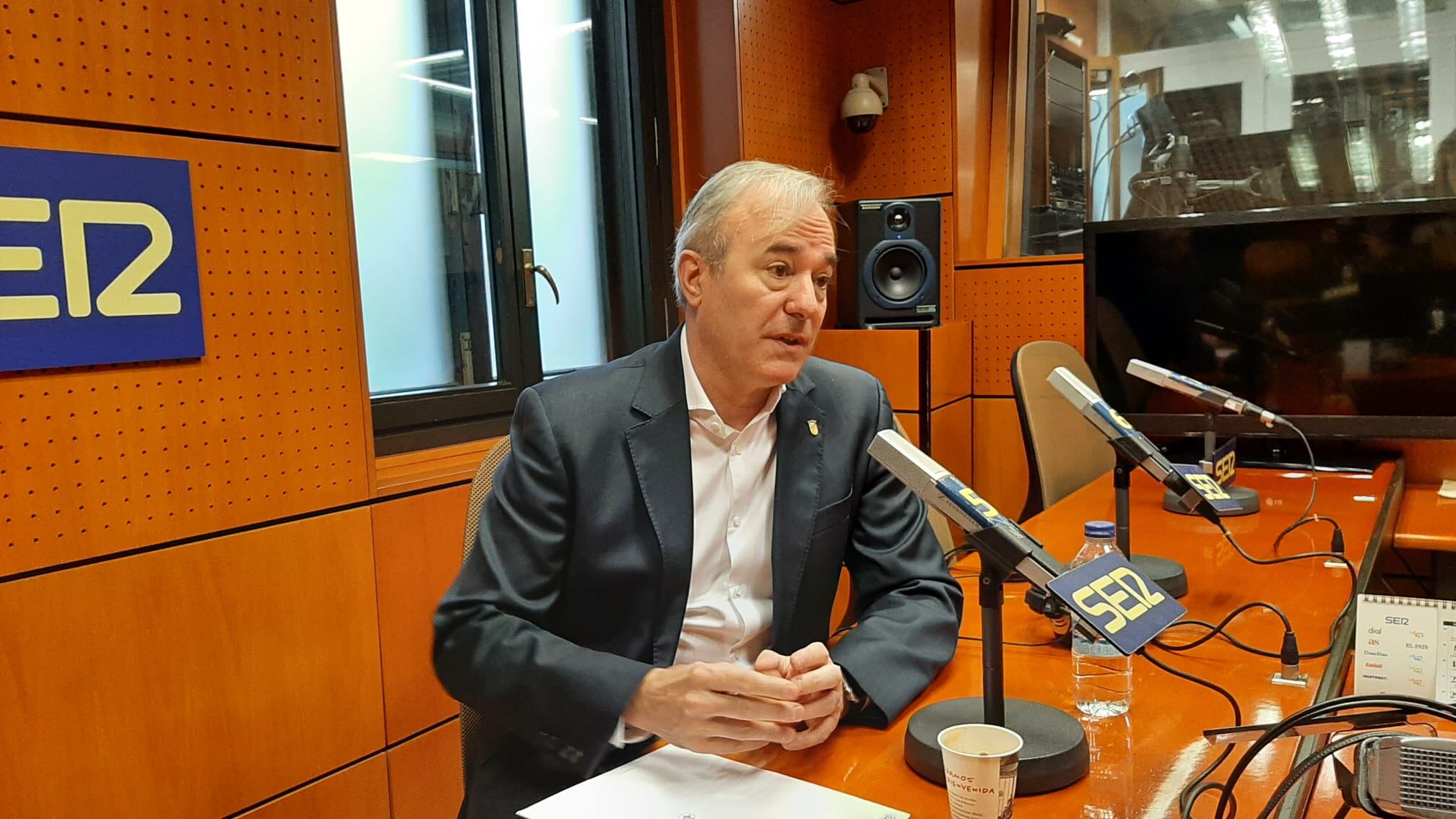 El presidente de Aragón, Jorge Azcón, en los estudios de Radio Zaragoza