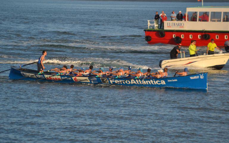 La &quot;San José XV&quot; en aguas de Santander