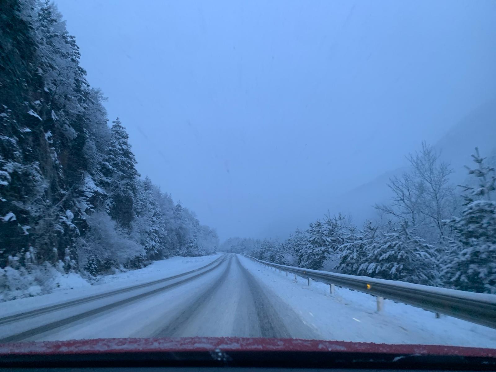 La nieve afectaba a varios puntos carreteros esta mañana