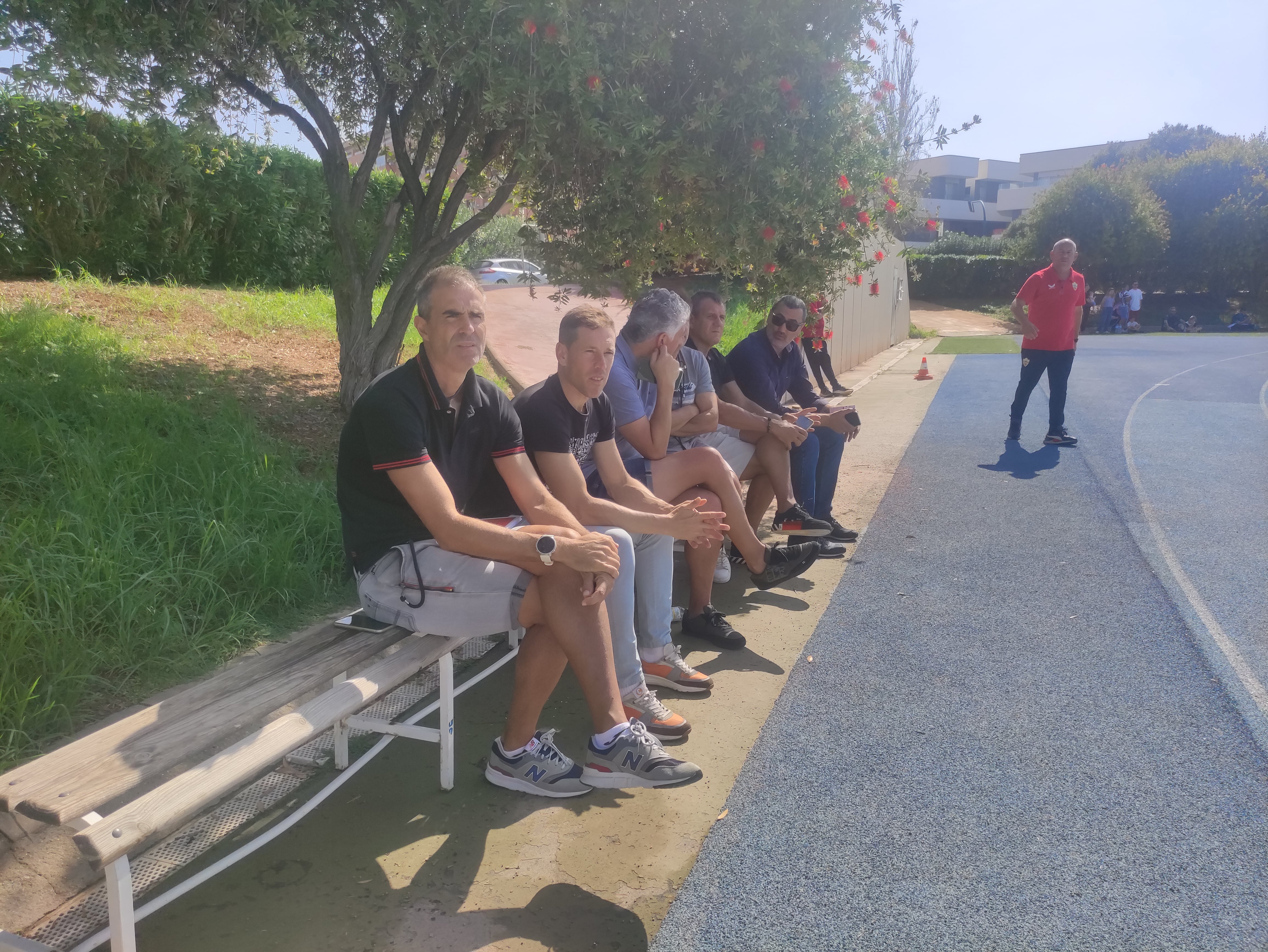 Garitano y todos sus ayudantes viendo el Almería B-Maracena.