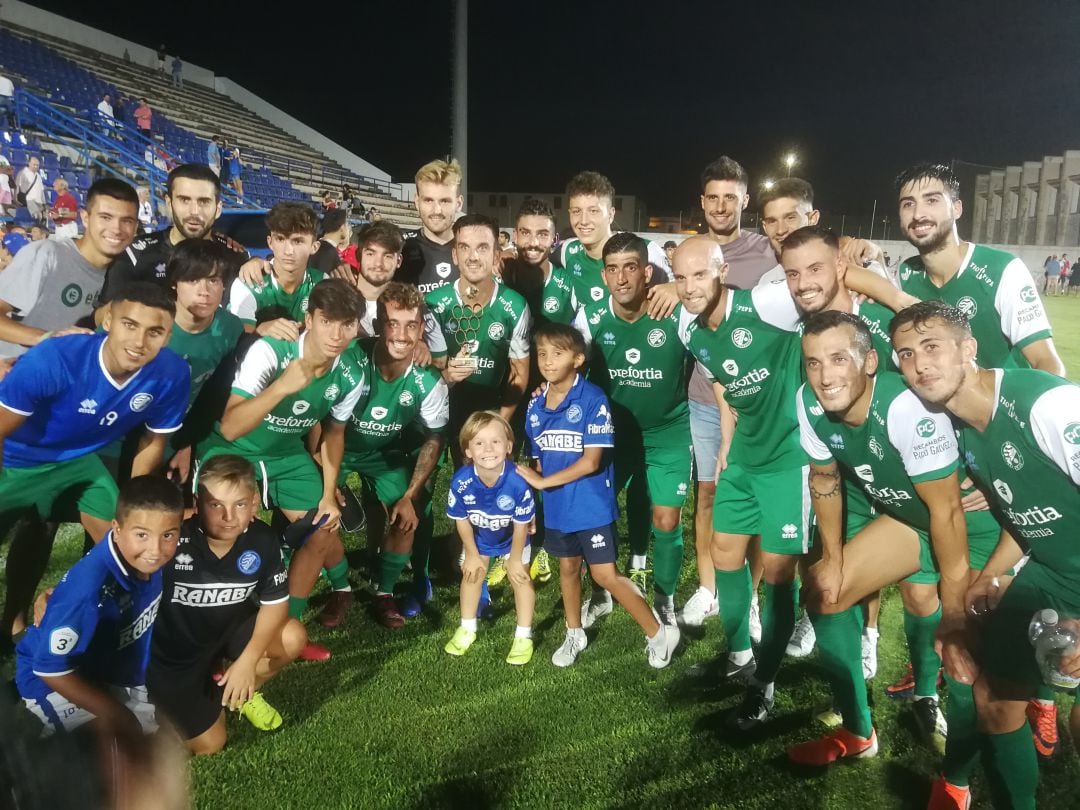 La plantilla casi al completo posa con el Trofeo Ciudad de Jerez.