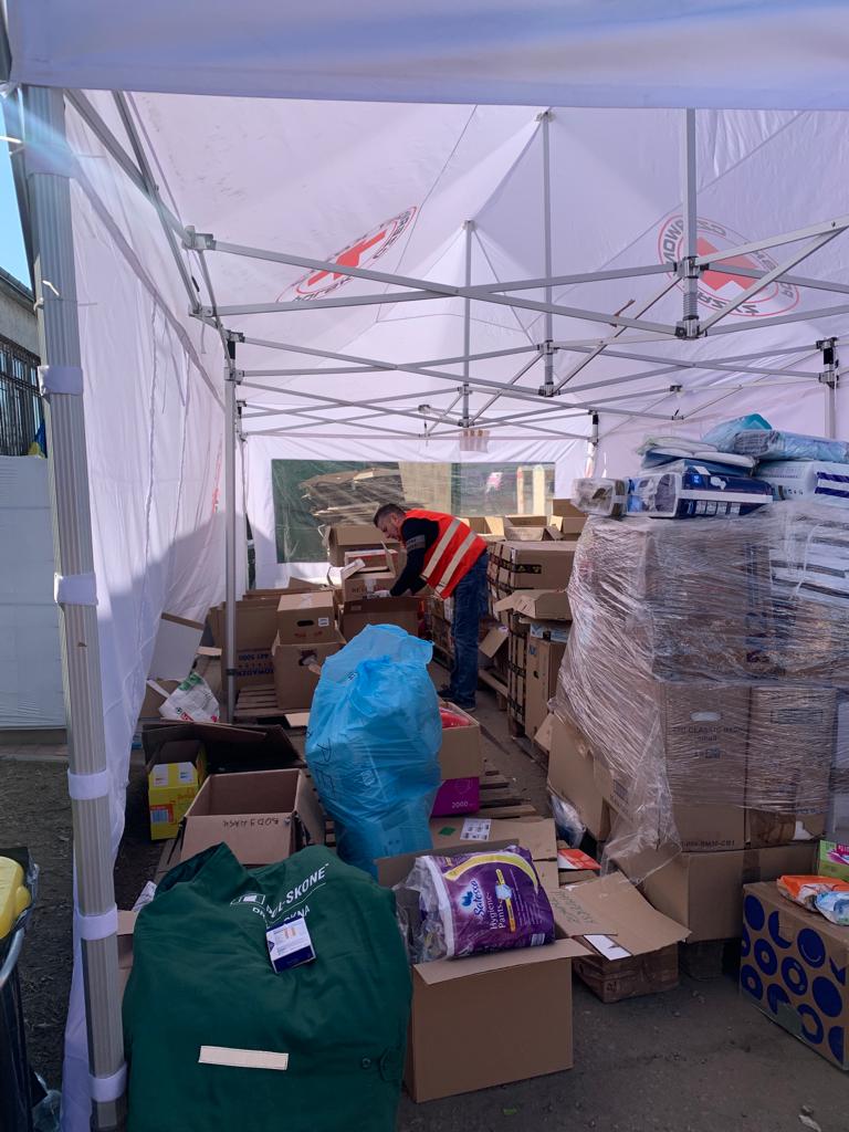 La Creu Roja entrega part del material humanitari a un centre d'acollida per a joves i infants