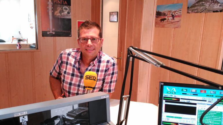 El concejal, Javier Puerto, en los estudios de la cadena SER en Peñafiel