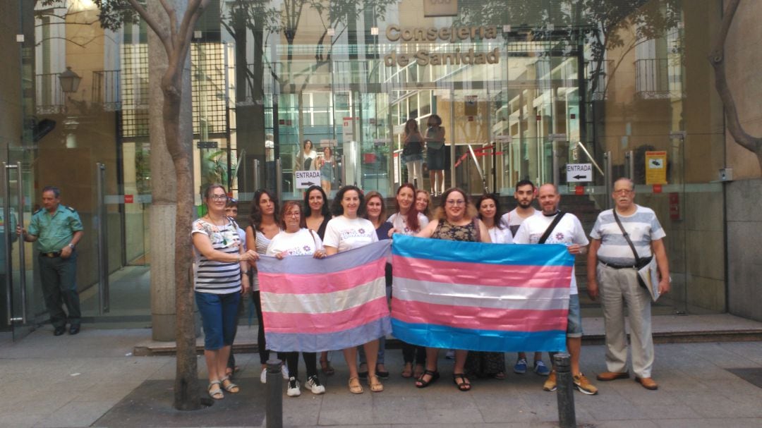 El grupo Trans de COGAM pidiendo en la Consejería de Sanidad el cambio de nombre en las tarjetas sanitarias. 