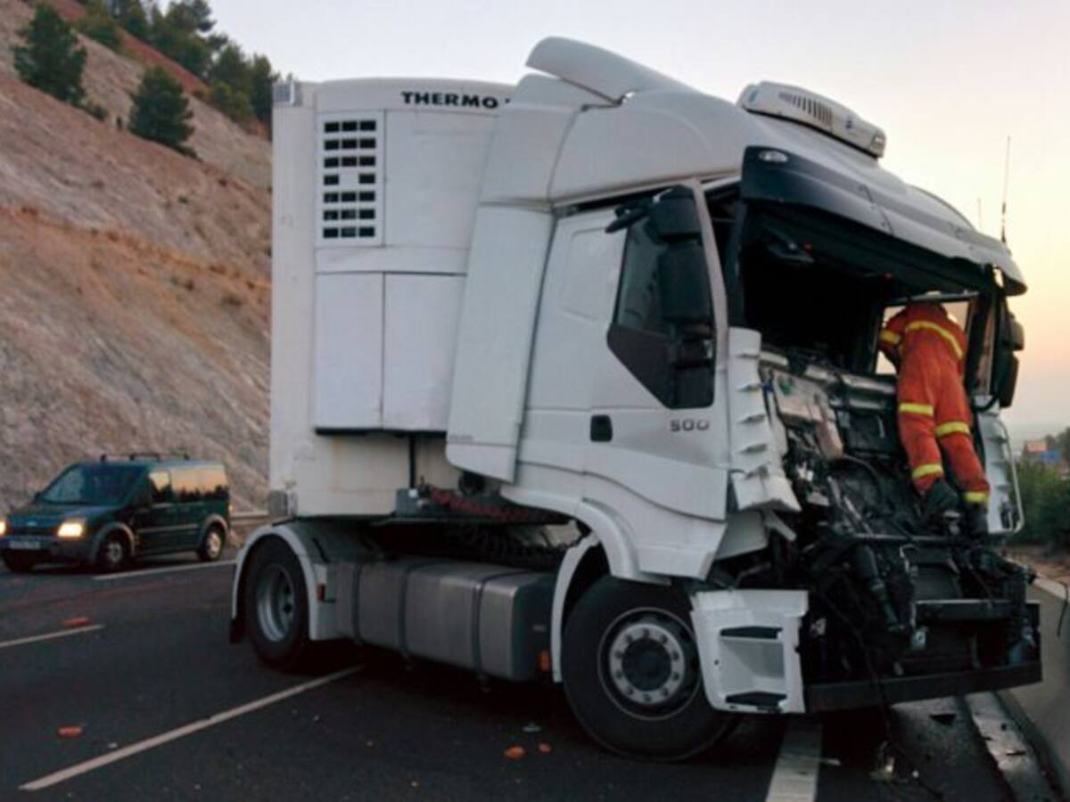 Los bomberos rescatan a dos personas en sendos accidentes en la A7