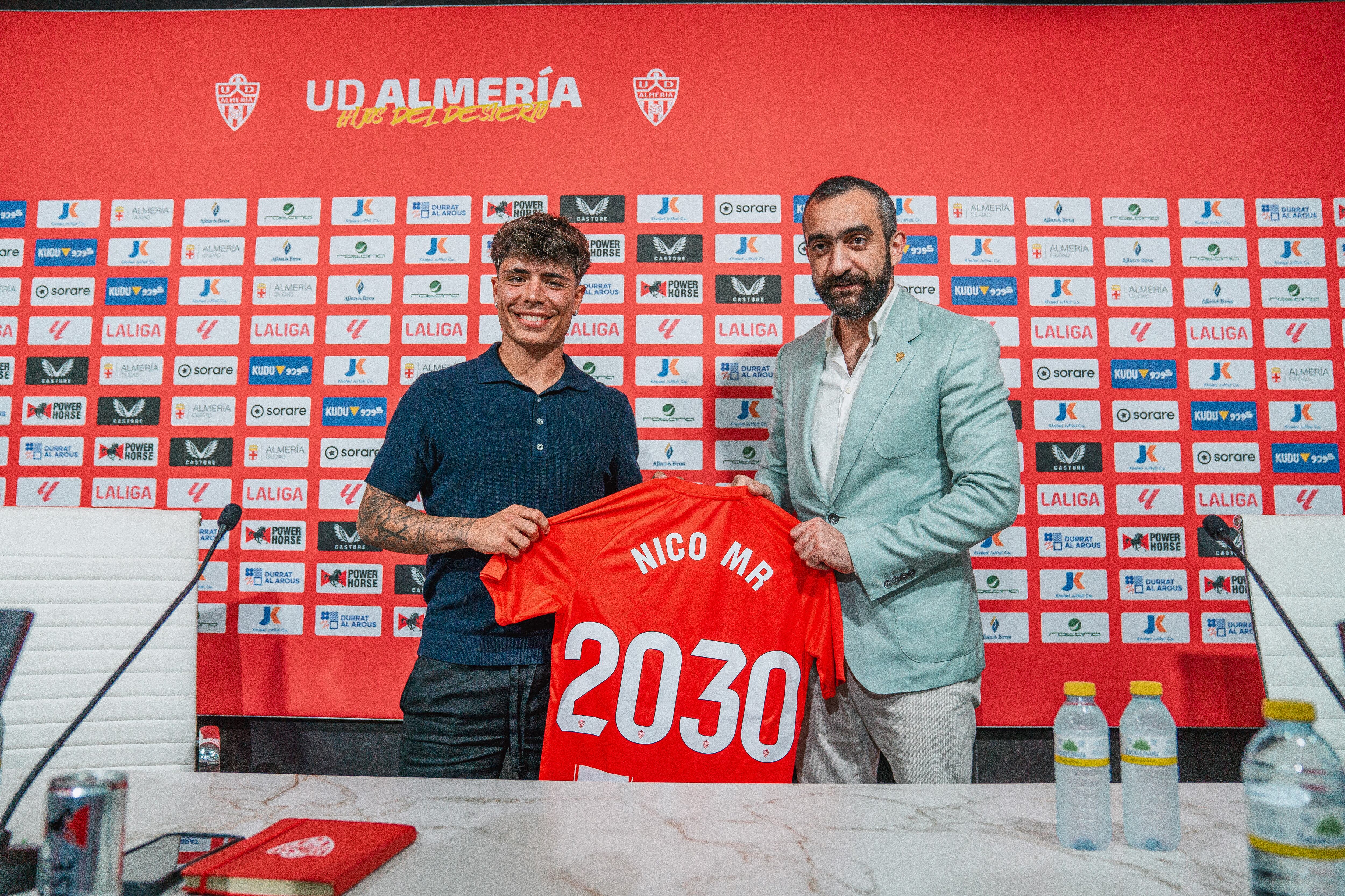 Nico Melamed y Mohamed El Assy con la camiseta que refleja el año de finalización del contrato.