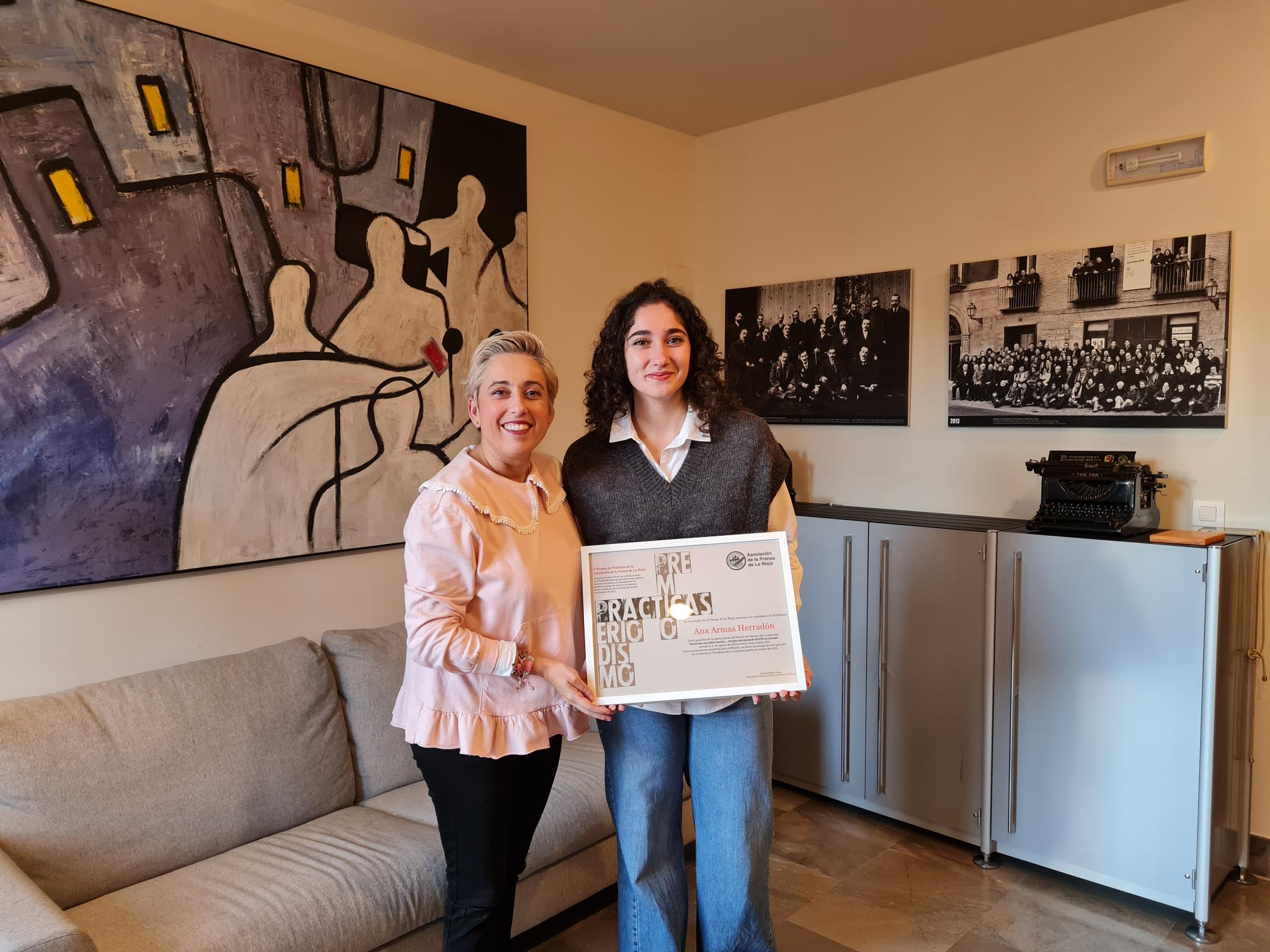 La premiada, Ana Armas, y la presidenta de la Asociación de la Prensa de La Rioja, Ana Castellanos