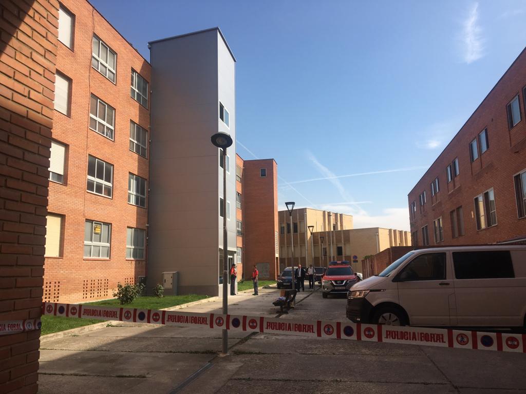 Edificio de la vivienda familar en la calle San Martin de Unx de Tafalla donde ocurrió el crimen