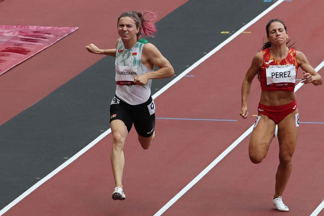 La atleta Krystsina Tsimanouskaya (i), corriendo junto a la española María Isabel Pérez en la prueba de 100 metros de los Juegos Olímpicos de Tokio.