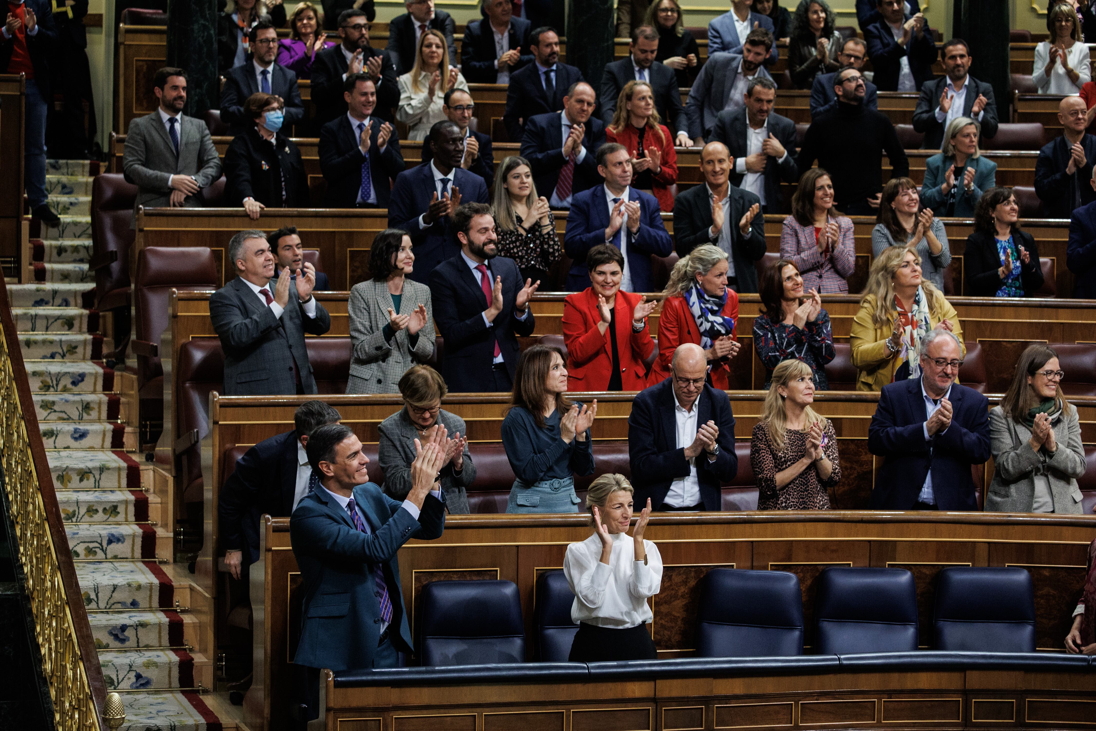 Parte de la bancada socialista en el Congreso celebrando la aprobación de los Presupuestos Generales del Estado para 2023.