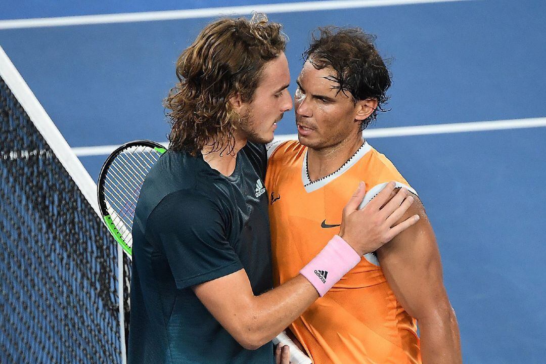 Tsitsipas y Nadal se saludan al término de su partido en Australia.