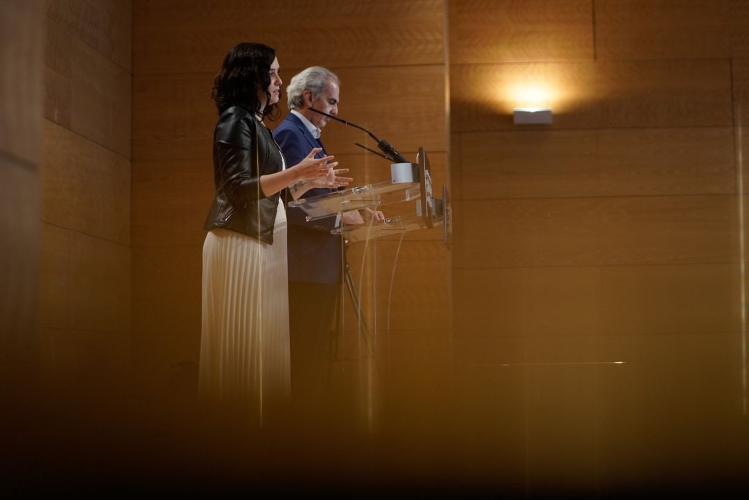 La presidenta de la Comunidad de Madrid, Isabel Díaz Ayuso, y el consejero de Sanidad de la comunidad, Enrique Ruiz Escudero.