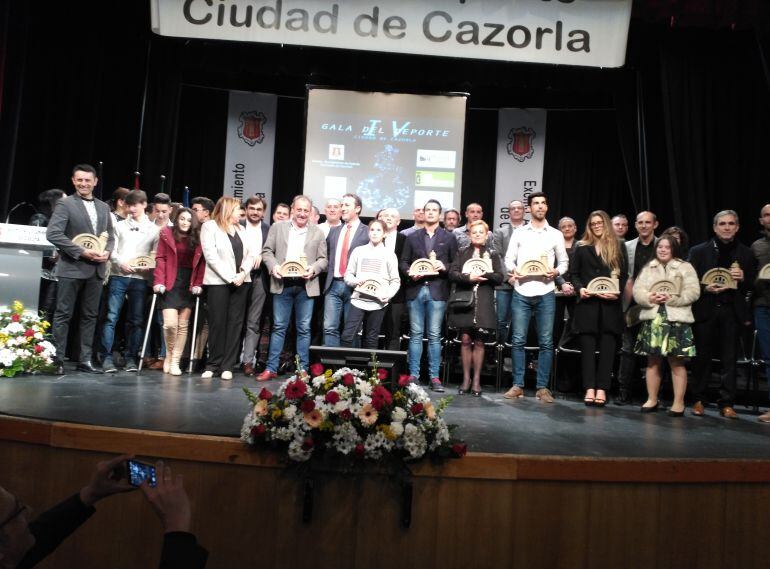 Foto de familia con todos los premiados en la IV Gala del Deporte de Cazorla