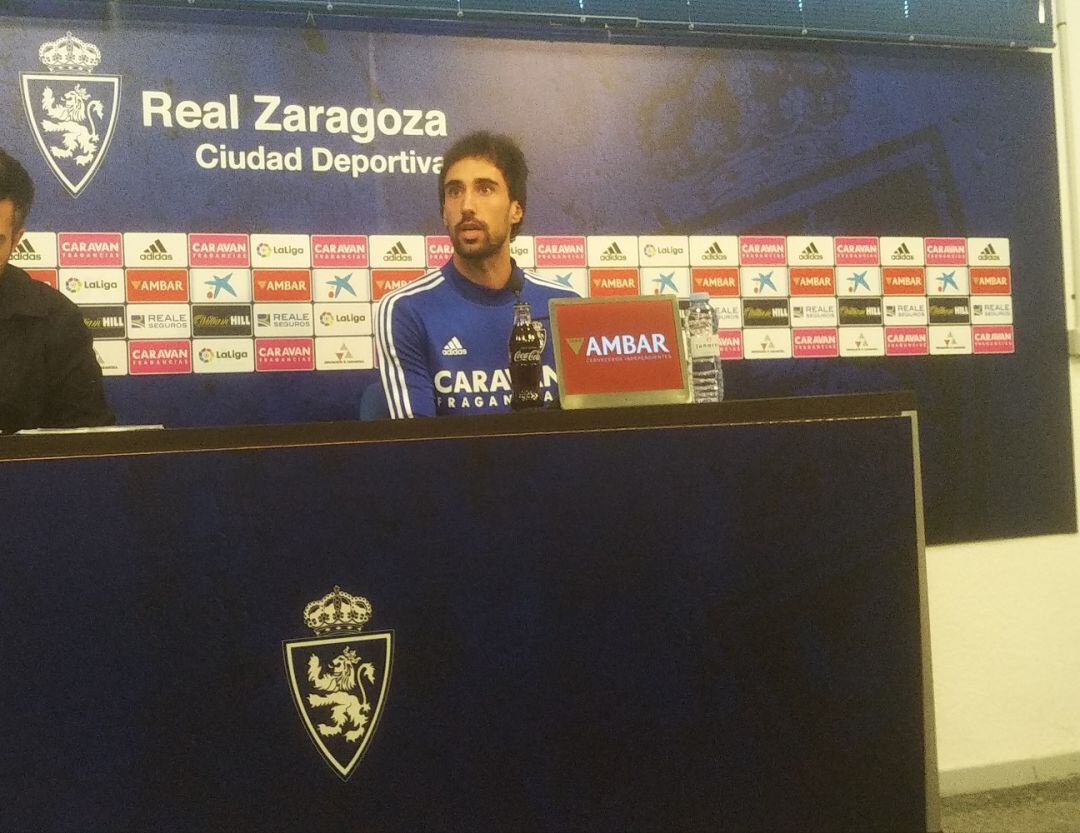 Íñigo Eguaras atiende a los medios de comunicación en la sala de prensa