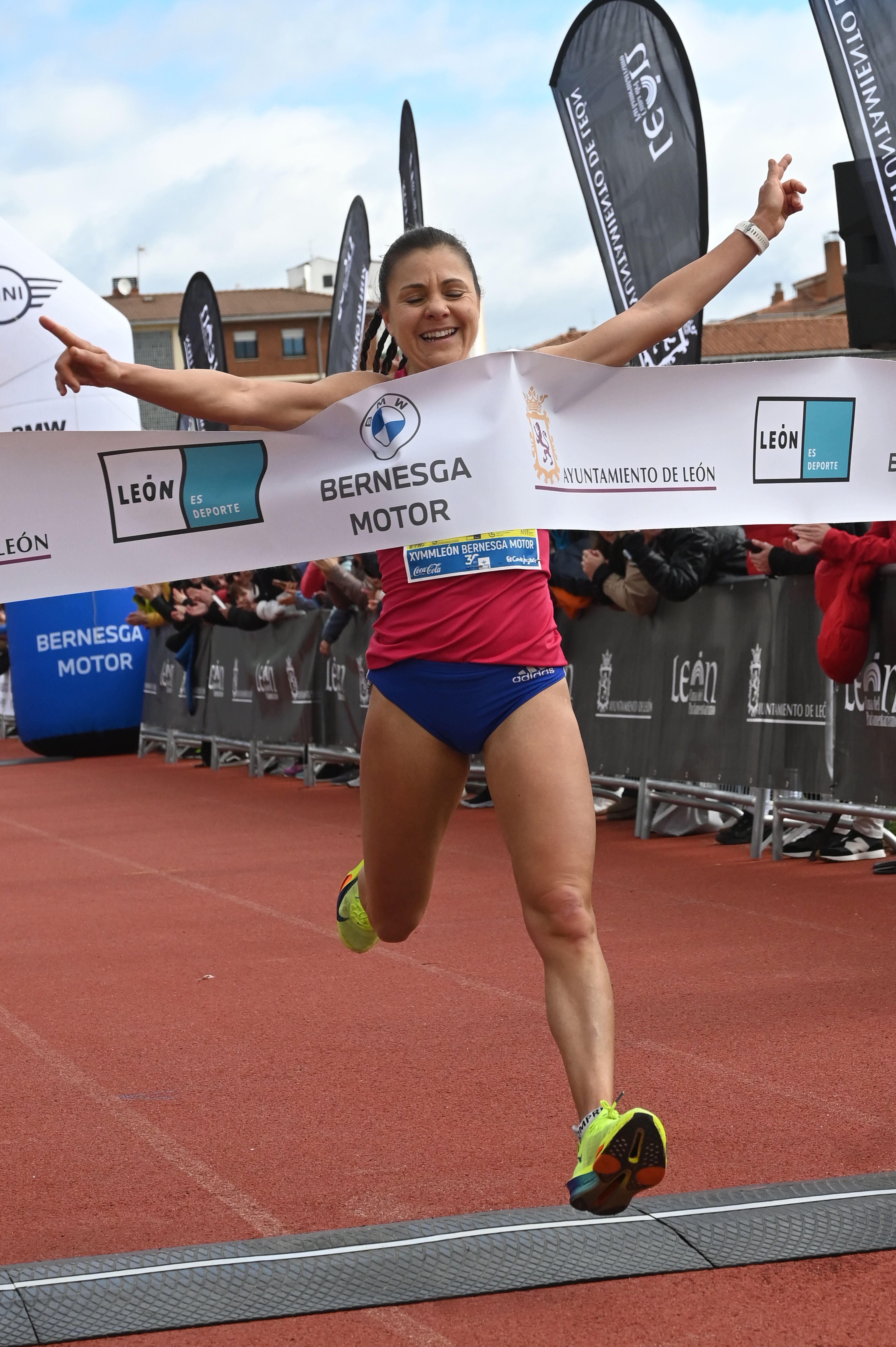 LEÓN, 23/03/2025.- La extremeña afincada en León Mónica Gutiérrez cruza la línea de meta para ganar la Media Maratón de León disputada este domingo. EFE/ J. Casares