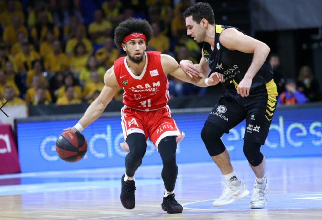 Booker controla el balón en el partido ante Iberostar Tenerife