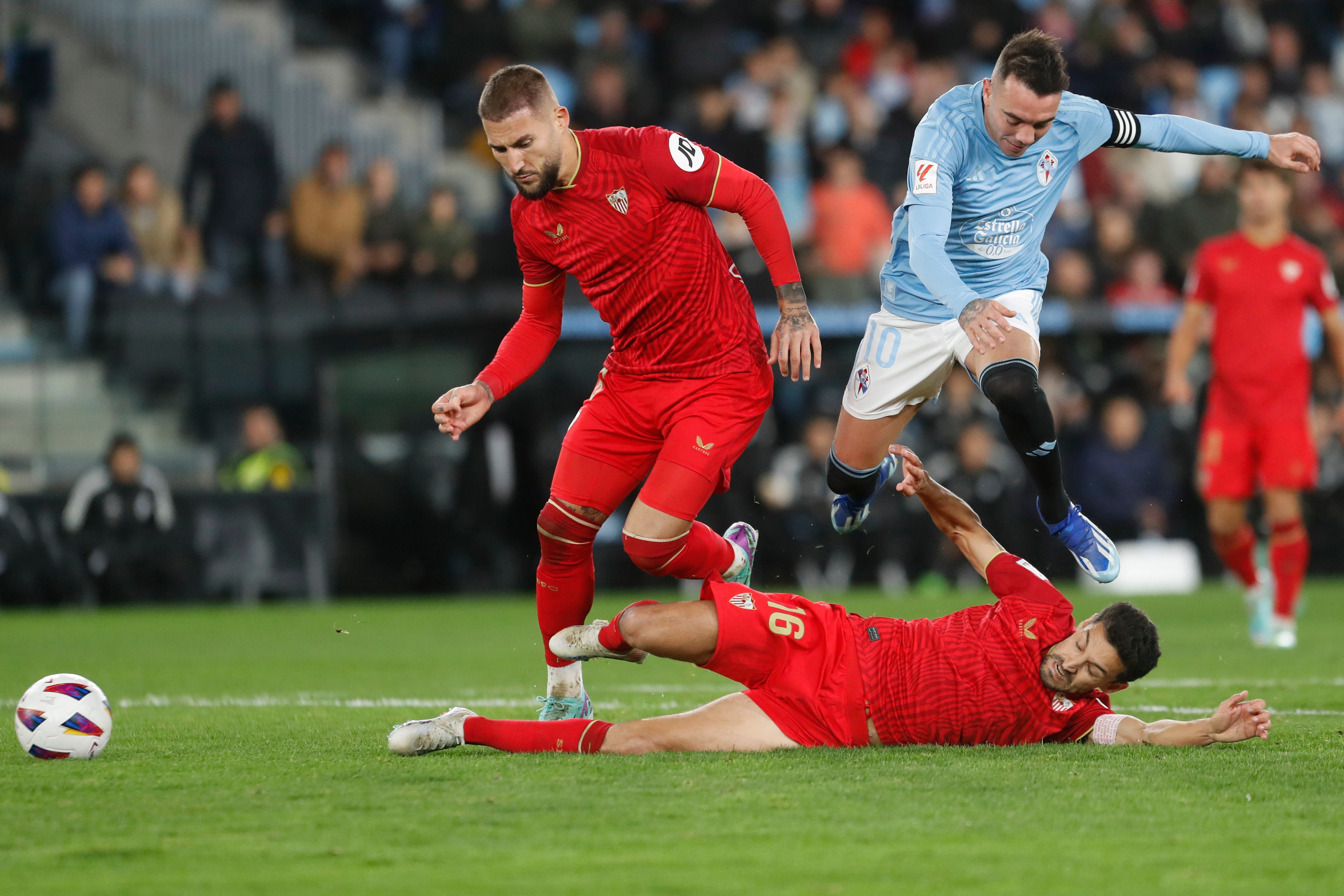 Vigo (Pontevedra) 04/11/2023.- El delantero del Celta de Vigo Iago Aspas (d) disputa una posesión ante Jesús Navas (suelo) defensa del Sevilla durante el partido de la jornada 12 de LaLiga celebrado este sábado en el Estadio de Abanca Balaídos. EFE/Salvador Sas
