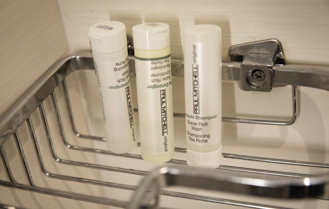 Recipientes de plástico en un hotel. 