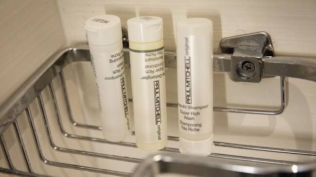 Recipientes de plástico en un hotel.