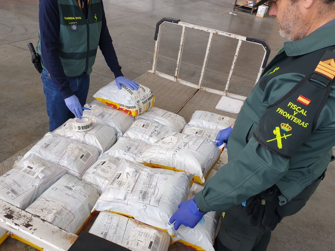 Agentes de la Guardia Civil junto a las mascarillas incautadas.