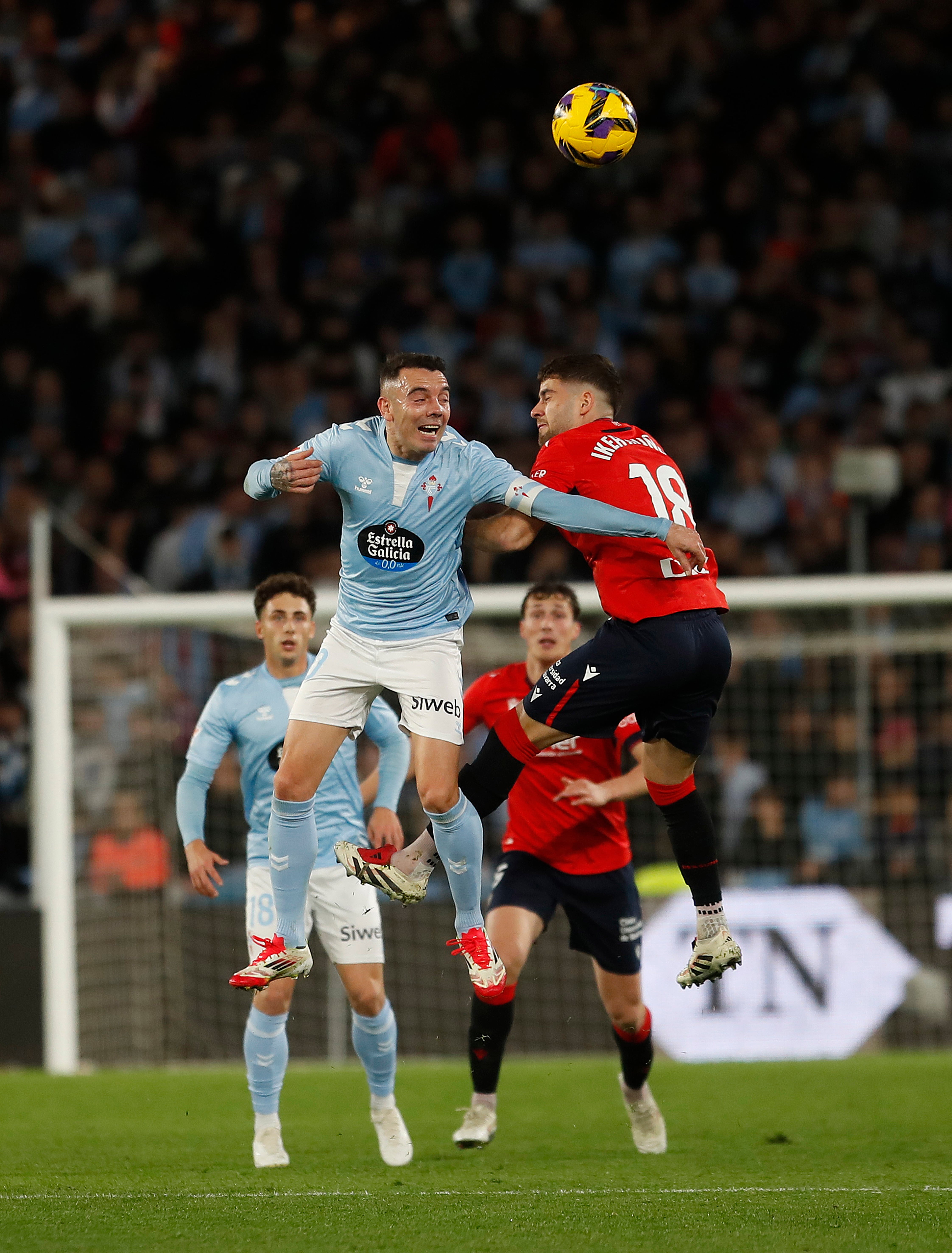 Vigo (Pontevedra) 21/02/2025.- El jugador del Celta de Vigo Iago Aspas (i) pugna por un balón con el jugador del Osasuna Iker Muñoz durante el encuentro correspondiente a la jornada 25 de Laliga EA Sports que disputan hoy viernes Celta y Osasuna en el estadio de Balaidos, en Vigo. EFE / Salvador Sas.
