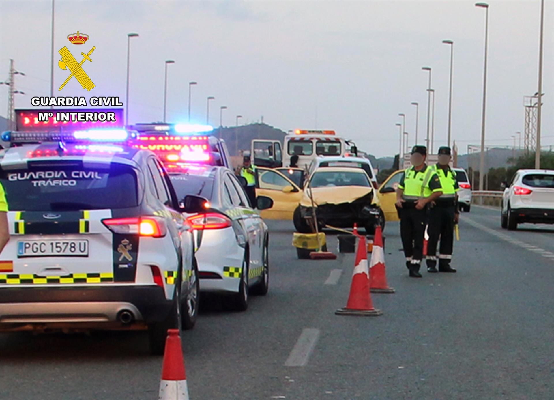 Agentes de la Guardia Civil en el lugar del siniestro