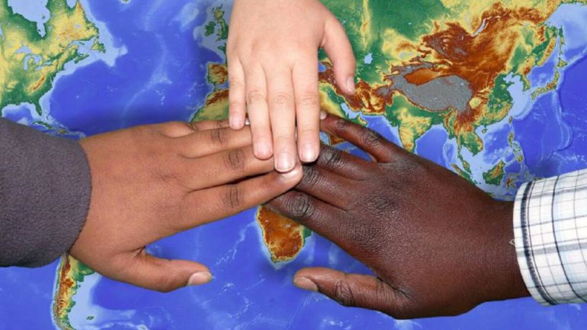 La primera llamada del día con Virginia Eraso, directora del servicio Karibu, de acogida y acompañamiento a personas migrantes