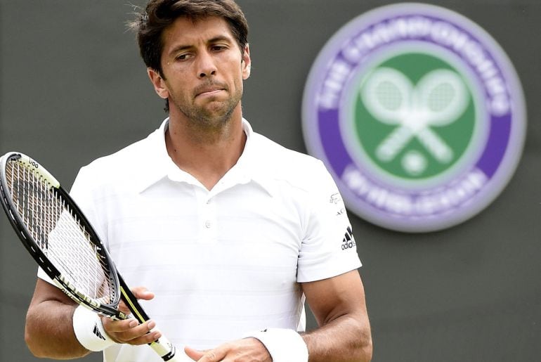 El tenista español Fernando Verdasco lamenta perder un punto ante el suizo Stan Wawrinka durante el partido de tercera ronda del tonero de Wimbledon.