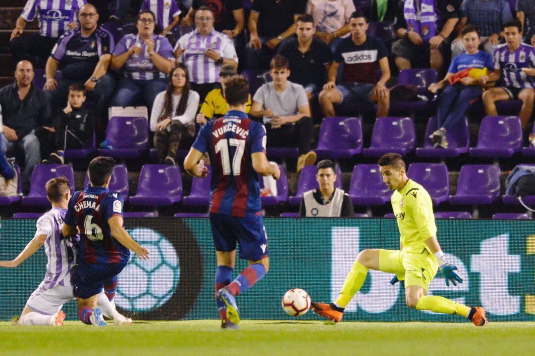 El portero del Levante UD, Oier Olazábal (d), detiene el balón ante los jugadores del Real Valladolid, durante el partido perteneciente a la sexta jornada de la Liga en Primera División que se juega esta noche en el estadio José Zorrilla, en Valladolid.