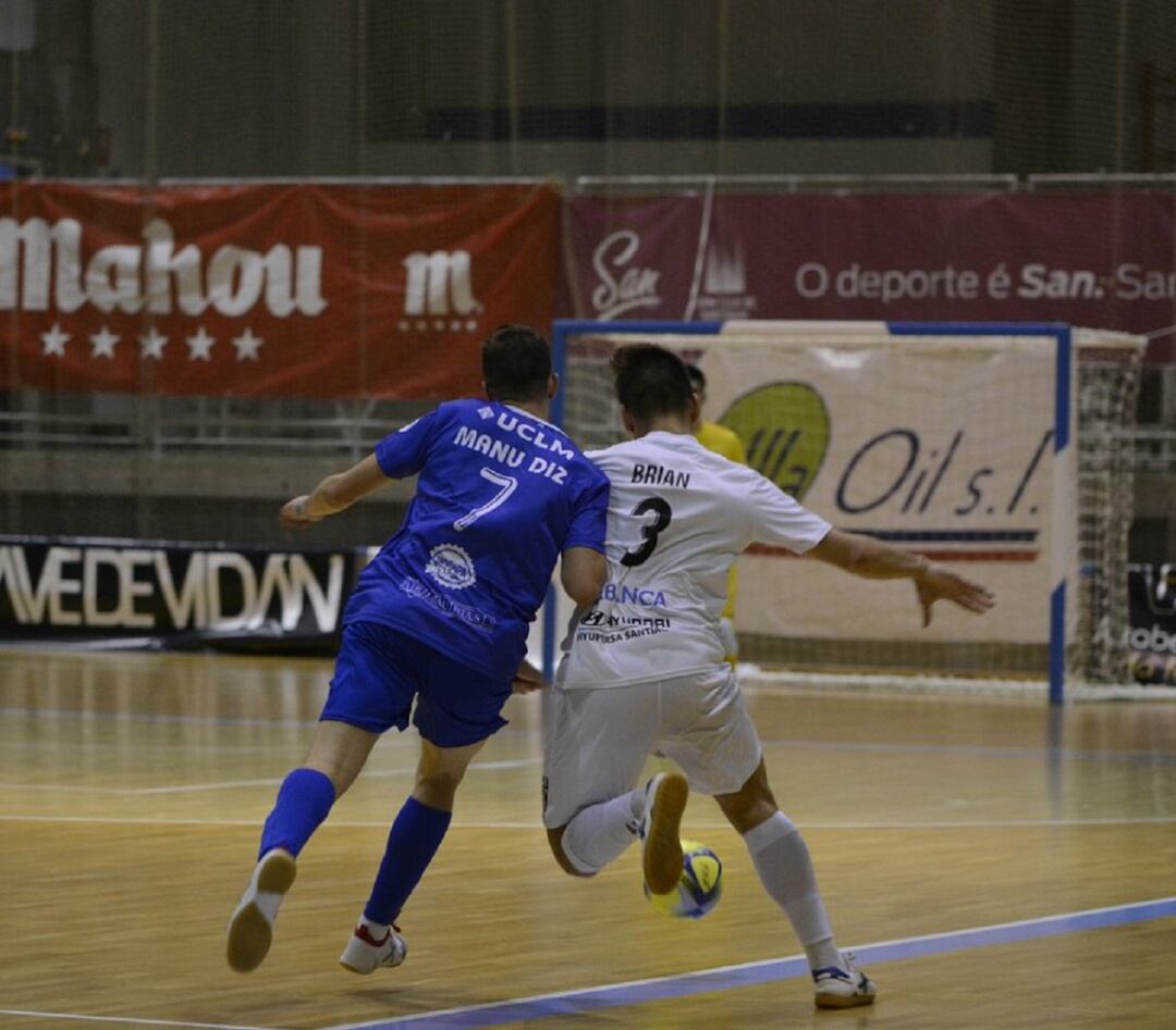Brian, jugador del Santiago, pugna por un balón con Manu Diz, del Manzanares