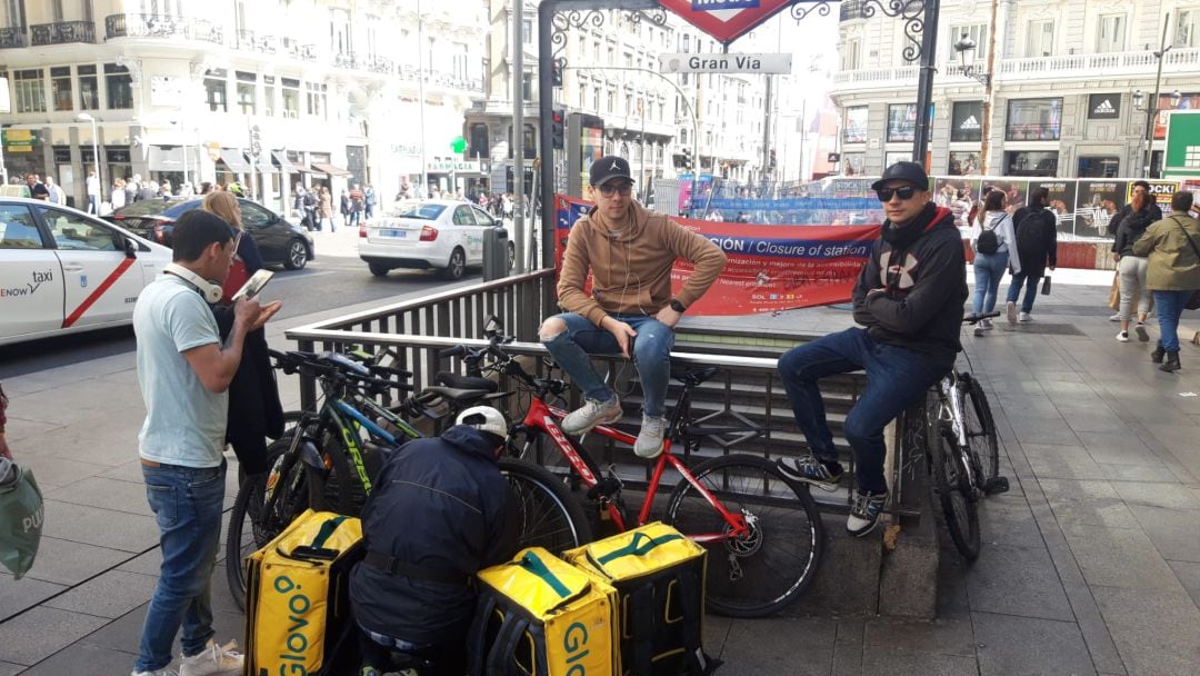 Gregory (i) y Deivis (d), esperando un nuevo pedido en la Gran Vía de Madrid.